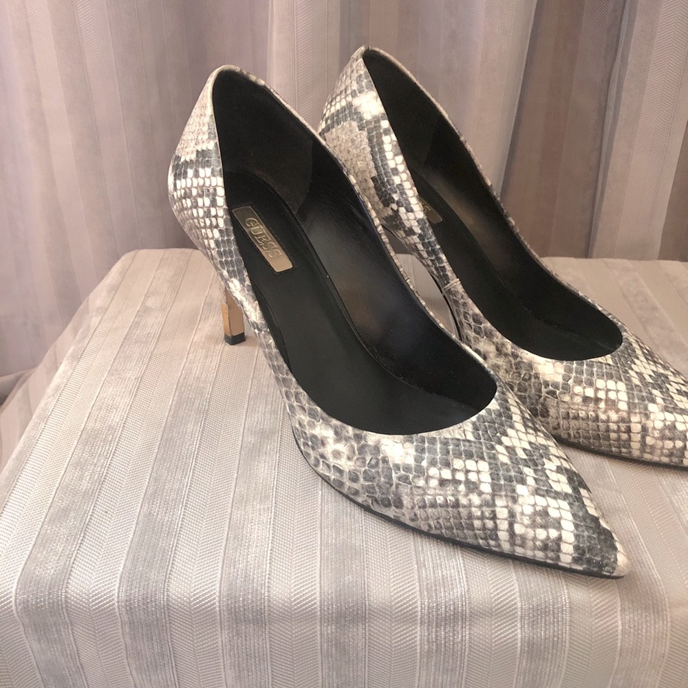 GUESS Heels- snakeskin print - Picture 2 of 5